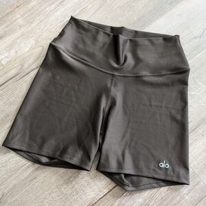 Alo Airlift Energy Shorts, Size M, Espresso